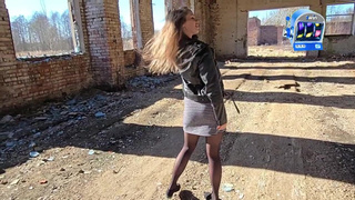 Покажу фотографу попку — намёк понят, уже ебёт меня на заброшке