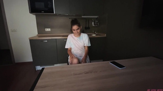 Сыграл с сестрой в "правду или действие" и девушке пришлось снимать трусики