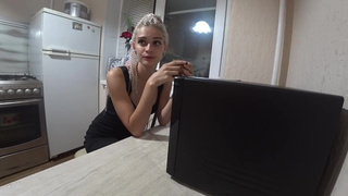 Пришла одолжить денег у подруги и попала на ее мужа, который охотно дал деньги в обмен на тайный анал с девушкой