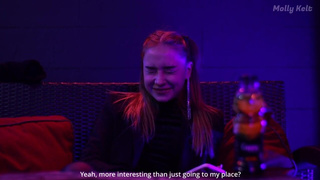 Сочная красотка отблагодарила старого знакомого в клубе сексом за романтический сюрприз